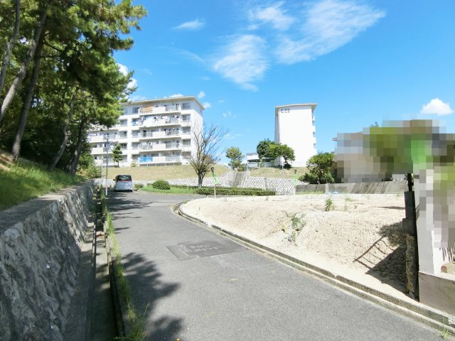 狩口台　売り土地の前面道路含む現地写真