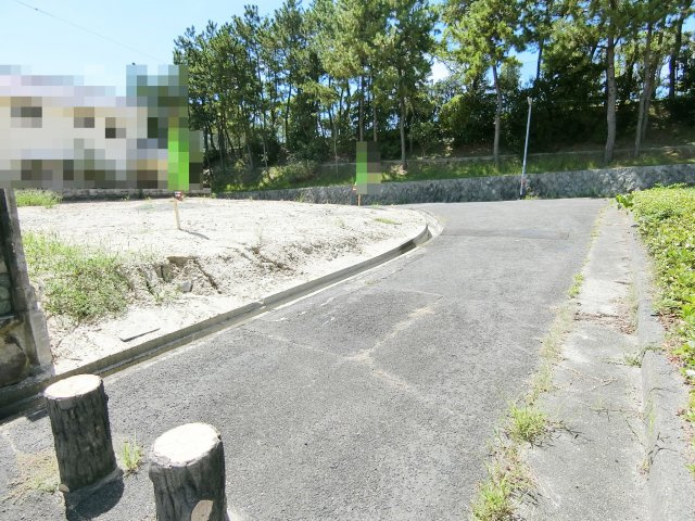 狩口台　売り土地の前面道路含む現地写真