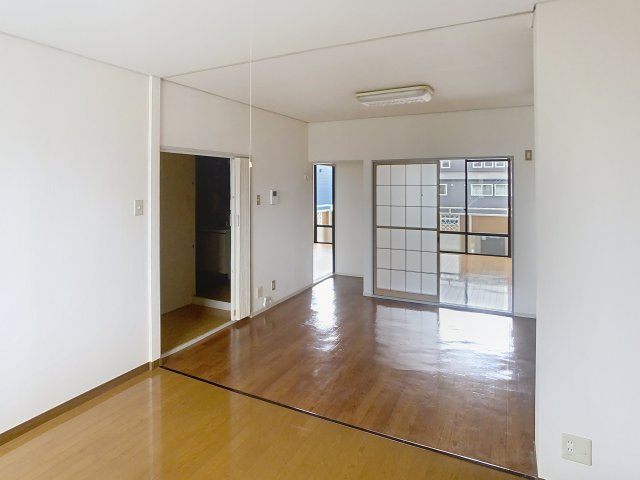 セジュール塩野Bの居間・リビング|明るい室内です