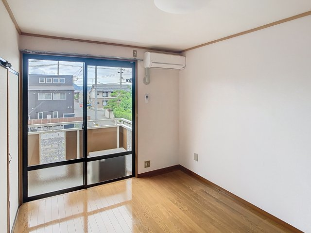 セジュール塩野Bの居間・リビング|広々とした洋室です