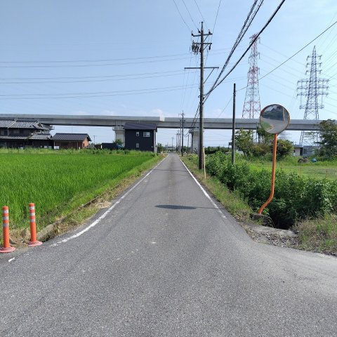 ５１８０８　本巣市温井土地の前面道路含む現地写真|東側道路　敷地との間に水路があります