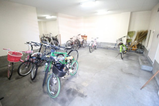 【その他共用部分】 | 屋内にある駐輪場で、大切な自転車を雨風から守ります。