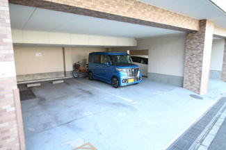 【駐車場】 | 敷地内にある駐車場です。最新の空き状況についてはお問い合わせください。