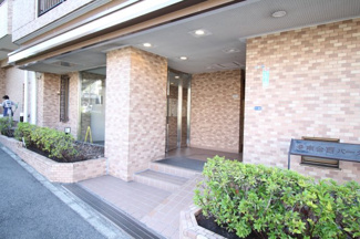 【エントランス】 | マンションの「顔」手入れされ清潔感のあるエントランス