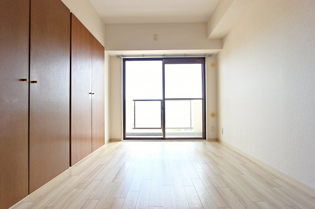 藤和シティコープ河辺Ⅱの洋室|バルコニー側の洋室