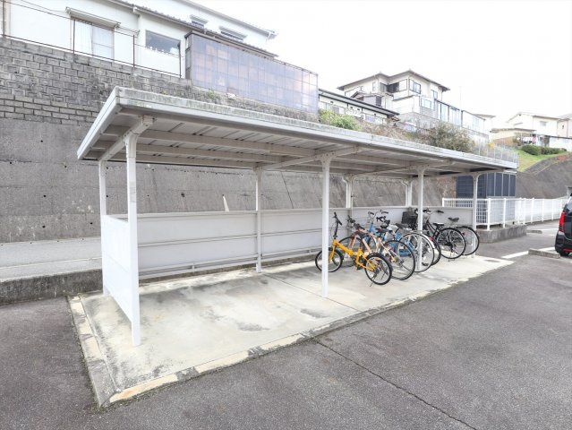 カーネリアンＢのその他共用部分|屋根付き駐輪場