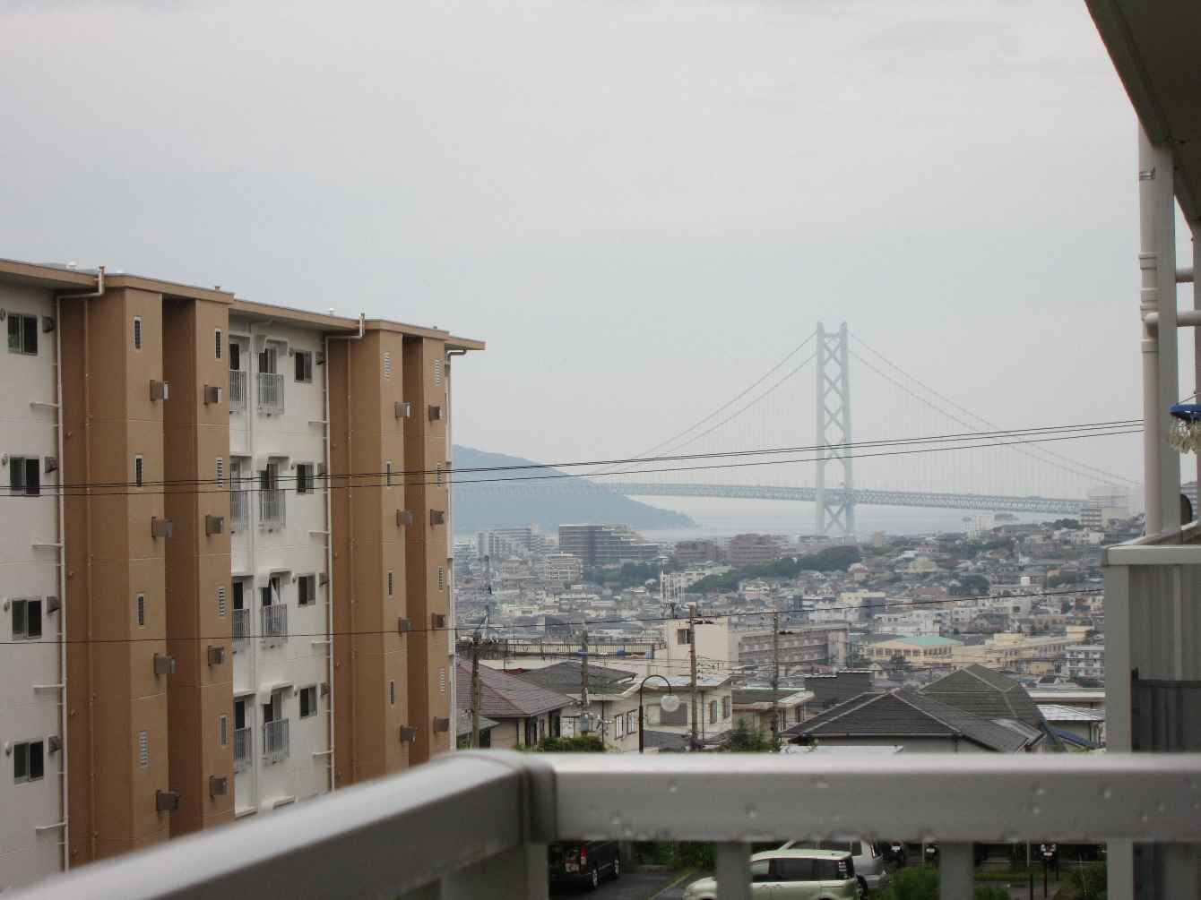 青山台住宅の展望|バルコニーからは淡路島　明石海峡大橋がみえます
