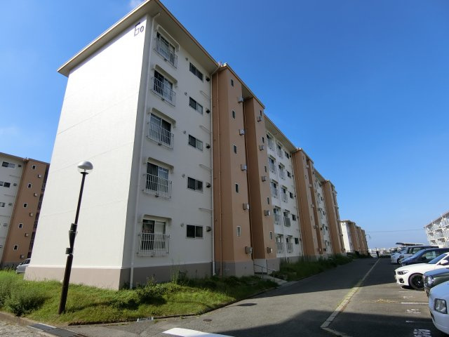 青山台住宅の外観|昭和レトロな団地スタイル　ですが綺麗にメンテ　改装されています