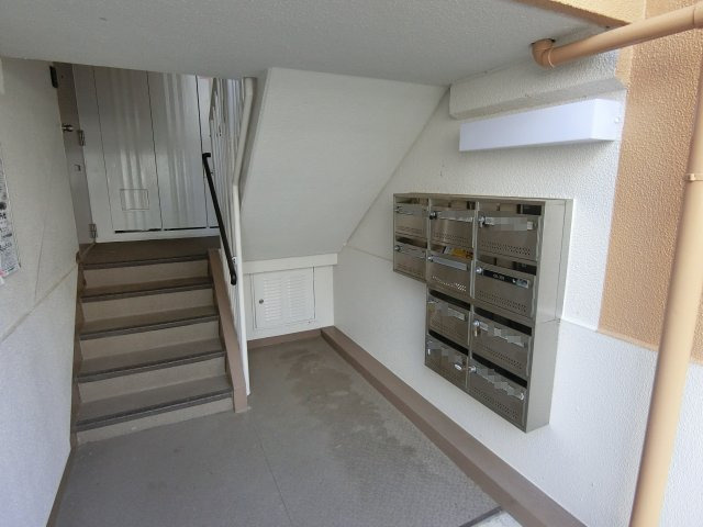 青山台住宅のエントランス|エントランス部も綺麗に清掃メンテされてます