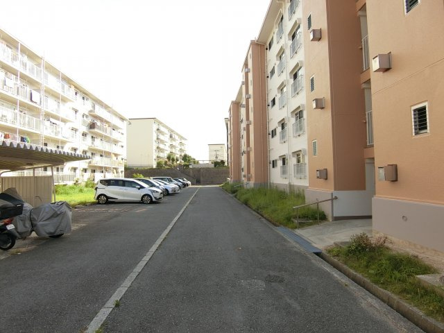 青山台住宅の駐車場