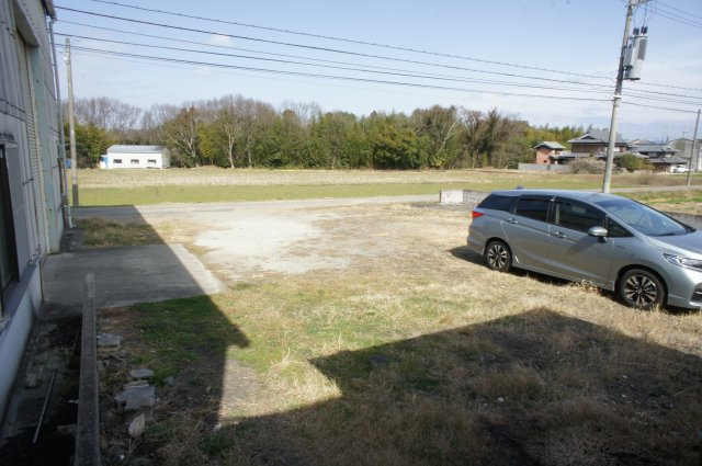 稲美町草谷貸工場の駐車場