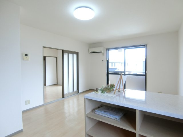 ミキカメディアマンション　A棟の居間・リビング