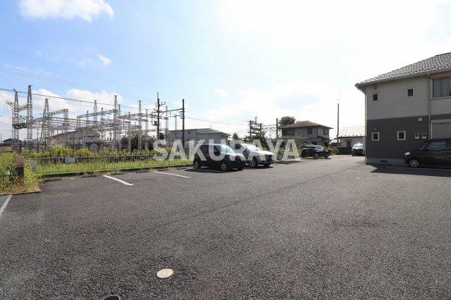 ベネフィスの駐車場