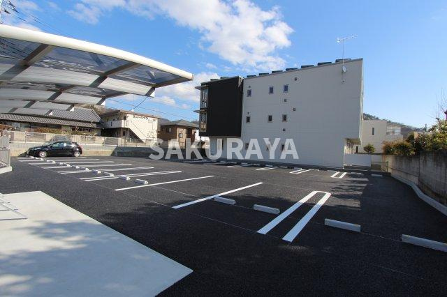 シャーメゾン山川の駐車場