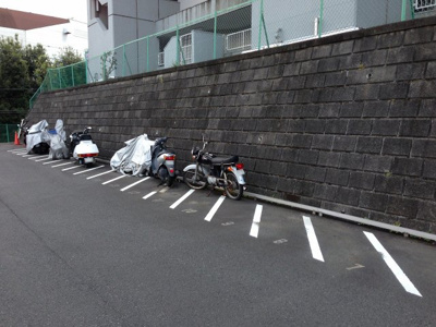 【その他共用部分】 | 鷺沼スカイドエリングA棟 | バイク置場スペースです。
月額800円(空き状況は担当までご連絡下さい。)