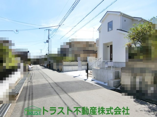 神戸市垂水区神和台8期-1号棟　新築戸建の前面道路含む現地写真