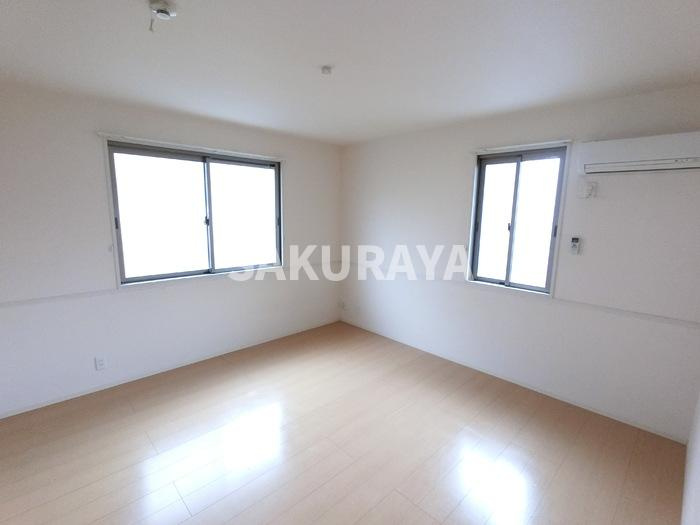 ベルグ Ⅱ Ｂの洋室|明るいフローリングフロアです。