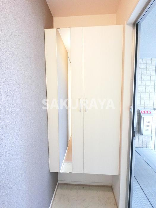 ベルグ Ⅱ Ｂの玄関|広めのＢoxは収納力ばっちり。トールタイプのミラーついてます。