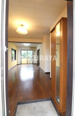 サニーレジデンスの玄関|2024年撮影。現況と異なる場合がございます。