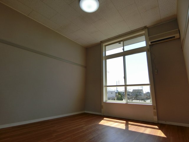 ウッドワン2番館の内装|明るい室内です