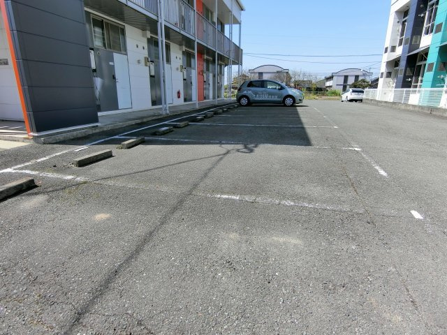 ウッドワン2番館の駐車場|駐車場完備です