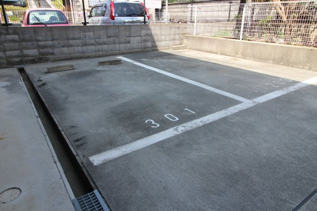 オーク伊川の駐車場