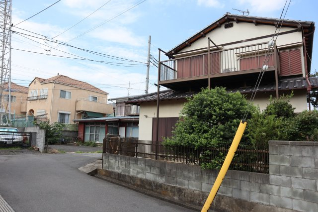 八千代市八千代台北１１丁目　中古戸建　南西角地の前面道路含む現地写真