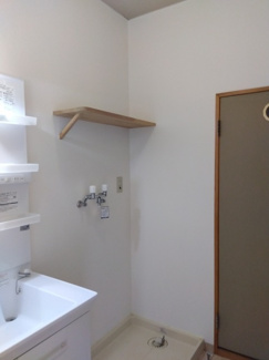 【その他】 | 洗濯機置き場の上には洗剤等ストックできる小棚付き