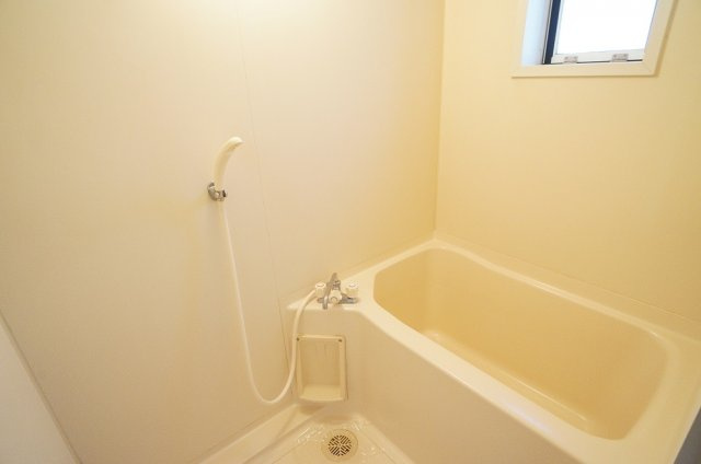 【浴室】 | メゾンクワトロ | 窓付きで換気良好！