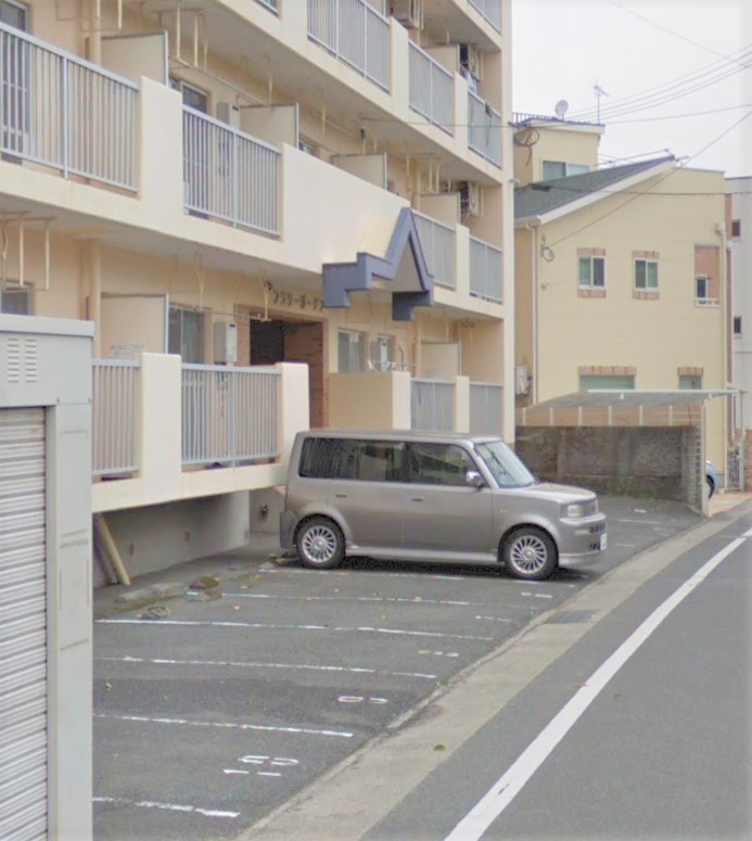 フラワーガーデンの駐車場|車をお持ちの方に嬉しい駐車場付きの物件です