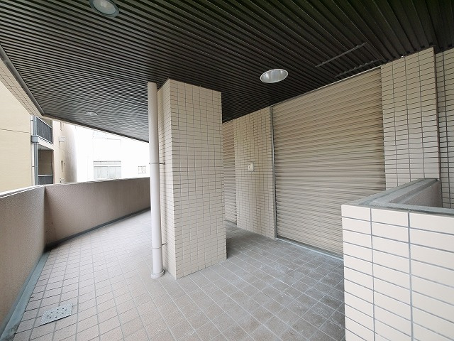 ライフコート富雄　店舗の玄関