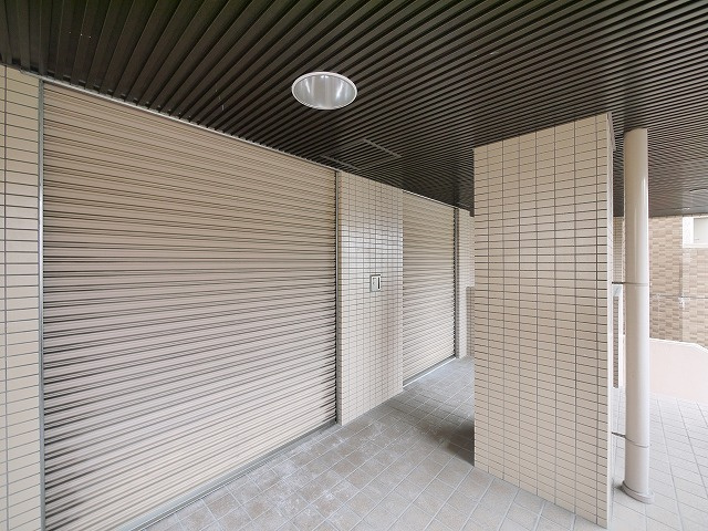 ライフコート富雄　店舗の玄関