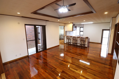 【居間・リビング】 | 西原町上原2丁目　住宅兼アパート | 戸建部分