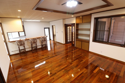 【居間・リビング】 | 西原町上原2丁目　住宅兼アパート | 戸建部分