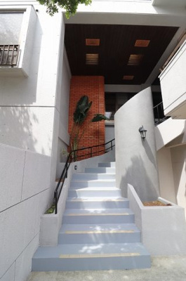 【エントランス】 | 西原町上原2丁目　住宅兼アパート | 玄関へのアプローチ