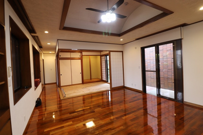 【居間・リビング】 | 西原町上原2丁目　住宅兼アパート | 戸建部分