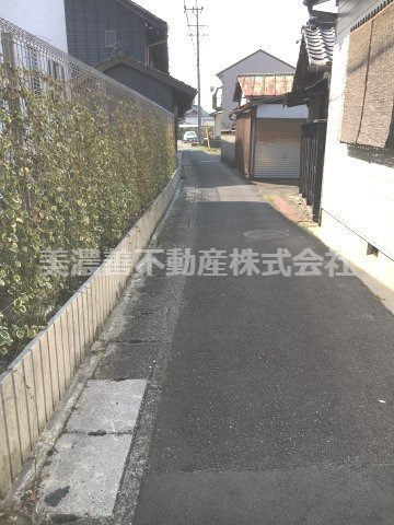 ４３５９２　岐阜市領下土地の前面道路含む現地写真