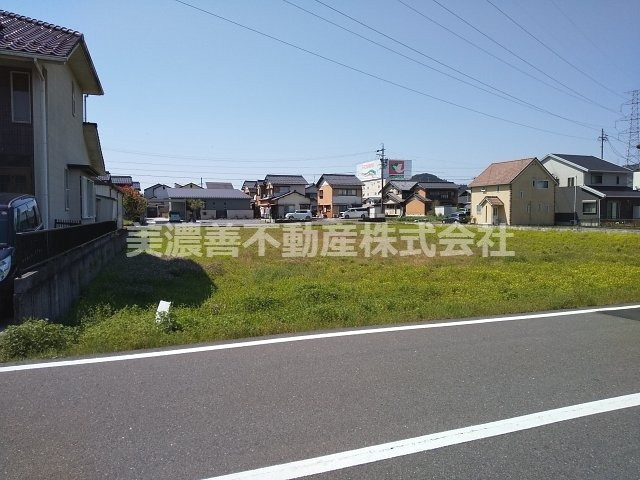 ４５４７４　山県市高木土地の前面道路含む現地写真