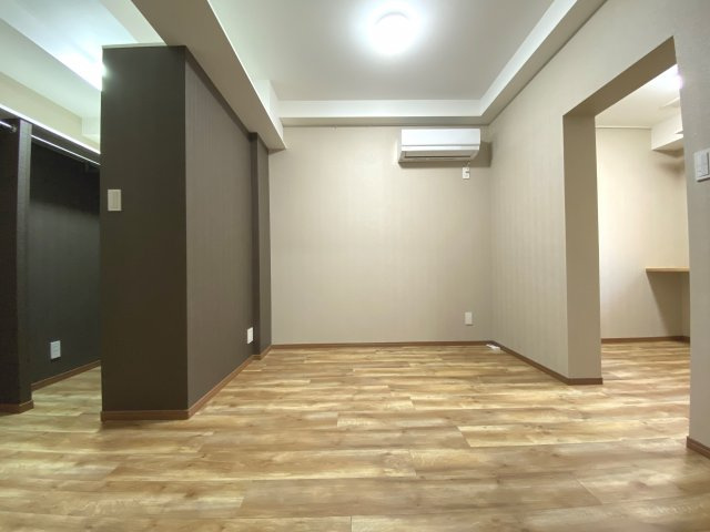 【洋室】 | カテリーナ梅ヶ丘 | 1階の洋室。左はウォークインクローゼット、右は書斎です