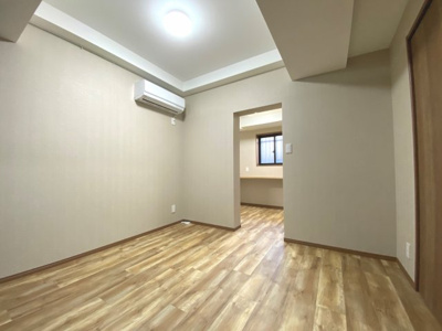 【洋室】 | カテリーナ梅ヶ丘 | 1階の洋室。奥に見えるのは書斎です。テレワーク・リモートワークにもってこいです！