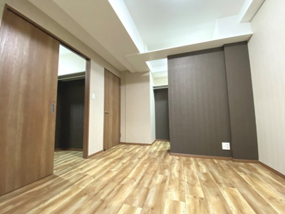 【洋室】 | カテリーナ梅ヶ丘 | 1階の洋室です。奥に見えるのはウォークインクローゼットです