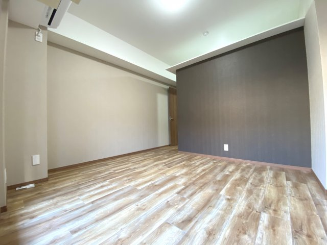 【洋室】 | カテリーナ梅ヶ丘 | 1階の洋室。ウォークインクローゼット付き