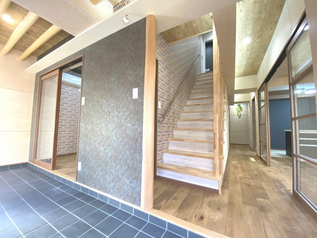 【玄関】 | カテリーナ梅ヶ丘 | 1階玄関から見た室内
※画像は全て入居前のものです。