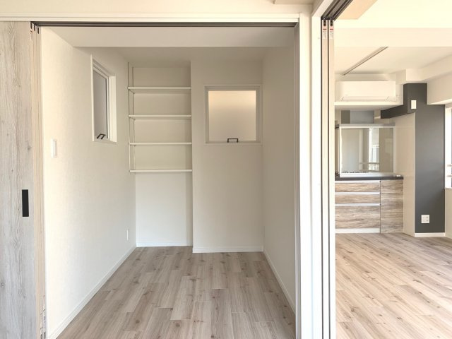 【洋室】 | カテリーナ梅ヶ丘 | 2階の洋室。右側はリビングです