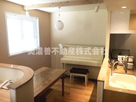 ４８２４１　メゾンシャルドネ長良東小前の居間・リビング