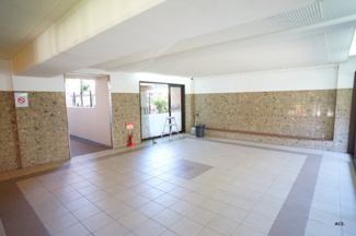 【エントランス】 | 採光があり明るいエントランスホールです。