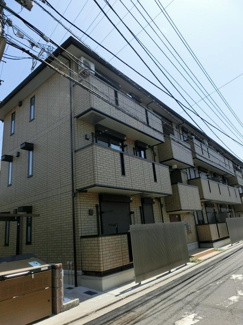 【外観】 | ブルーライン「新羽」駅まで徒歩4分！室内小型犬OKの3階建てアパート♪郵便局やスーパーも近くて便利な住環境です◎