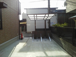 【その他共用部分】 | 屋根付きの駐輪場で雨が降っても大切な自転車が濡れなくてすみますね♪荷物が重いときに自転車があれば助かりますね！