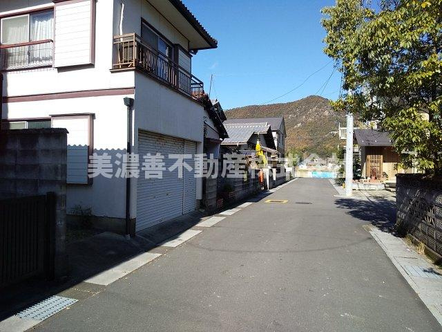 ５２６９３　岐阜市城田寺土地の前面道路含む現地写真