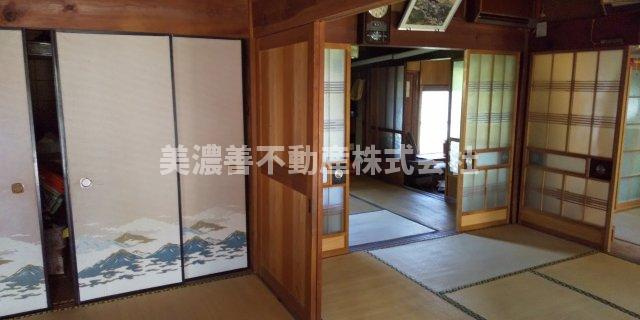 ５３１８３　揖斐郡池田町段中古戸建ての居間・リビング